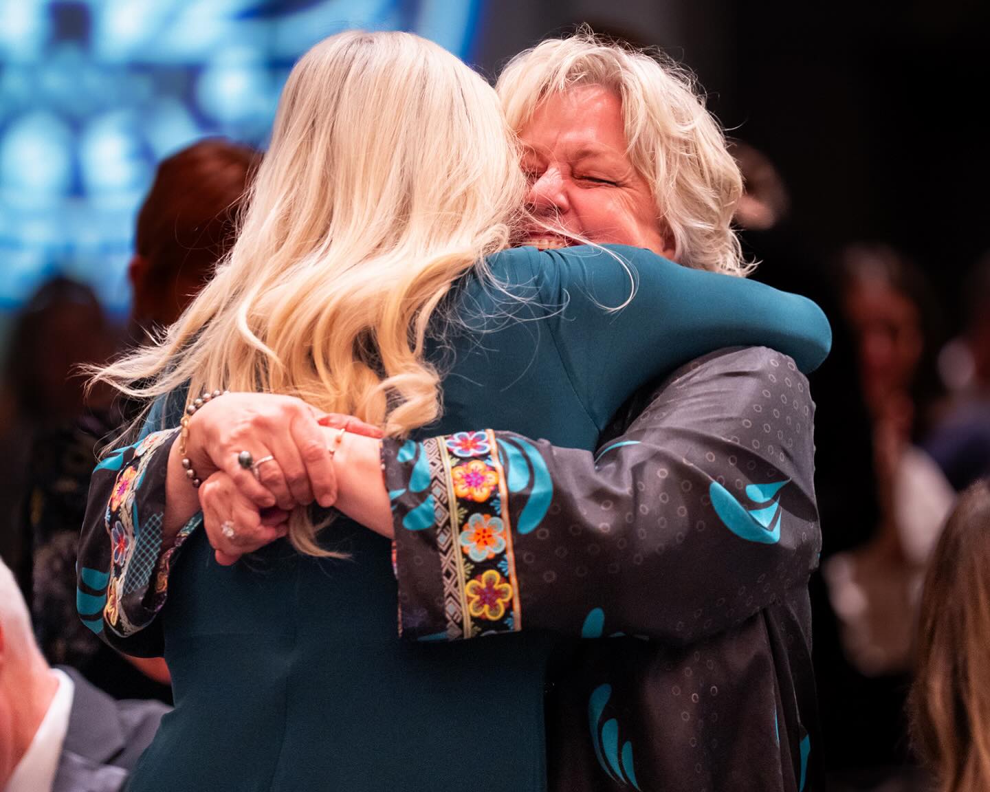 Nelda Buckman embracing Susan Ramirez, founder of Austin Angels